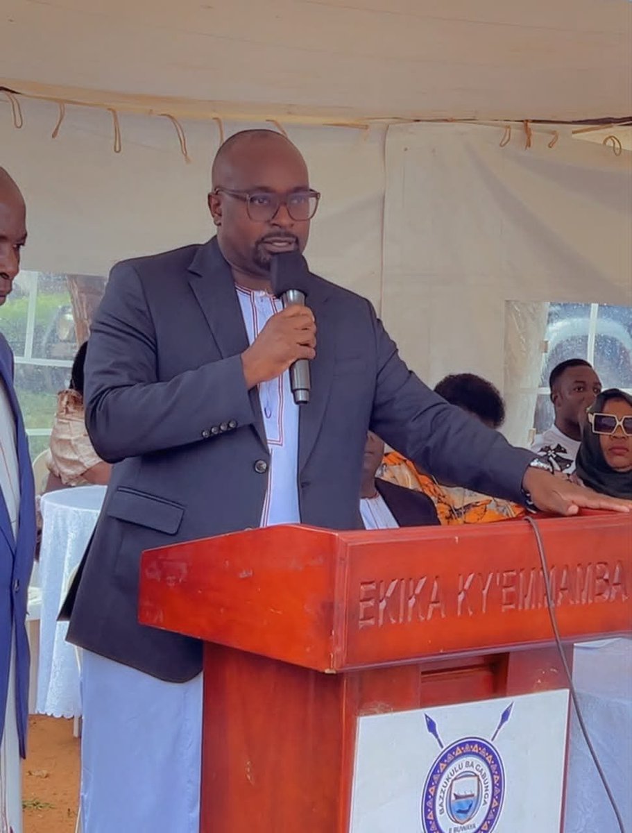 KiberuHenry6's tweet photo. Twozayozza nnyo Counsel Denis Bugaya okulondebwa ku BWA Katikkiro bw'ekika ky'emmamba, Counsel Bugaya tumusuubiramu okusitula ekika kubanga tumanyi obuweerezza bwe.Awo nno twebaza nnyo Jjejja ffe Gabunga okumusaamu obwesige. https://t.co/6MDSHdyiSS