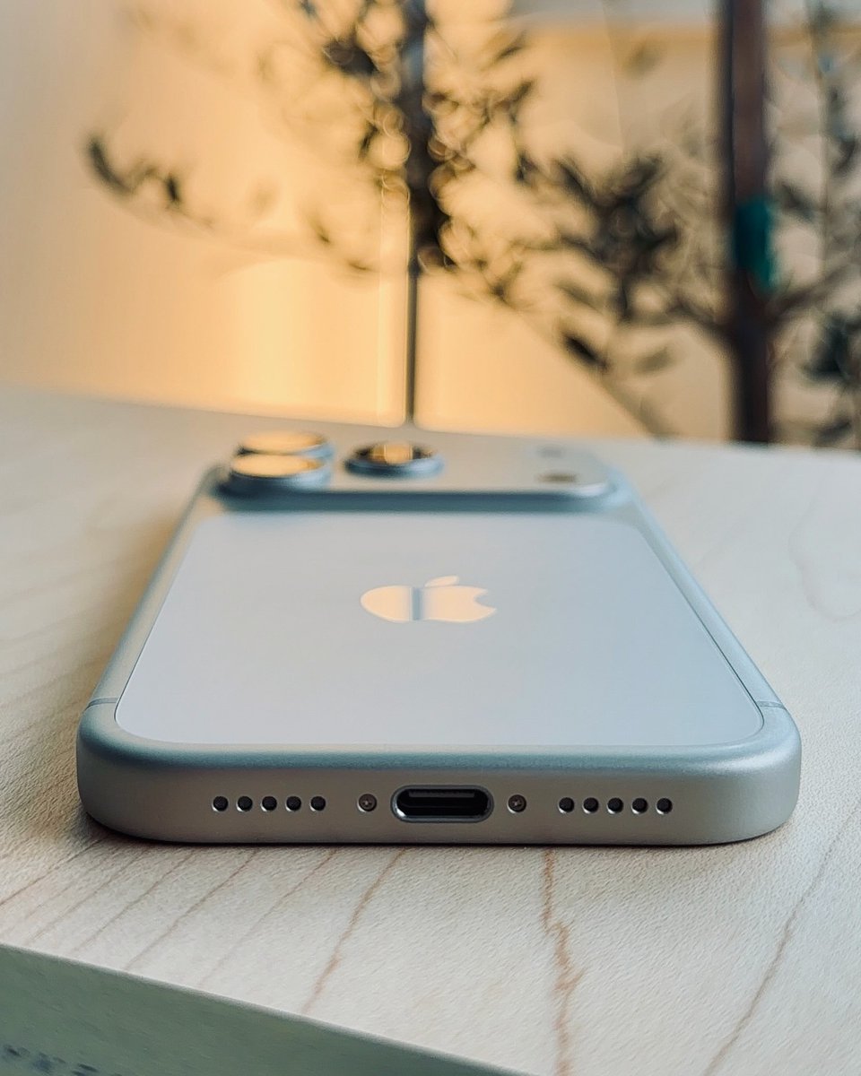 yltech's tweet photo. The iPhone 17 Pro is such a beauty in silver. 😮‍💨 https://t.co/Pb2ERTvni3