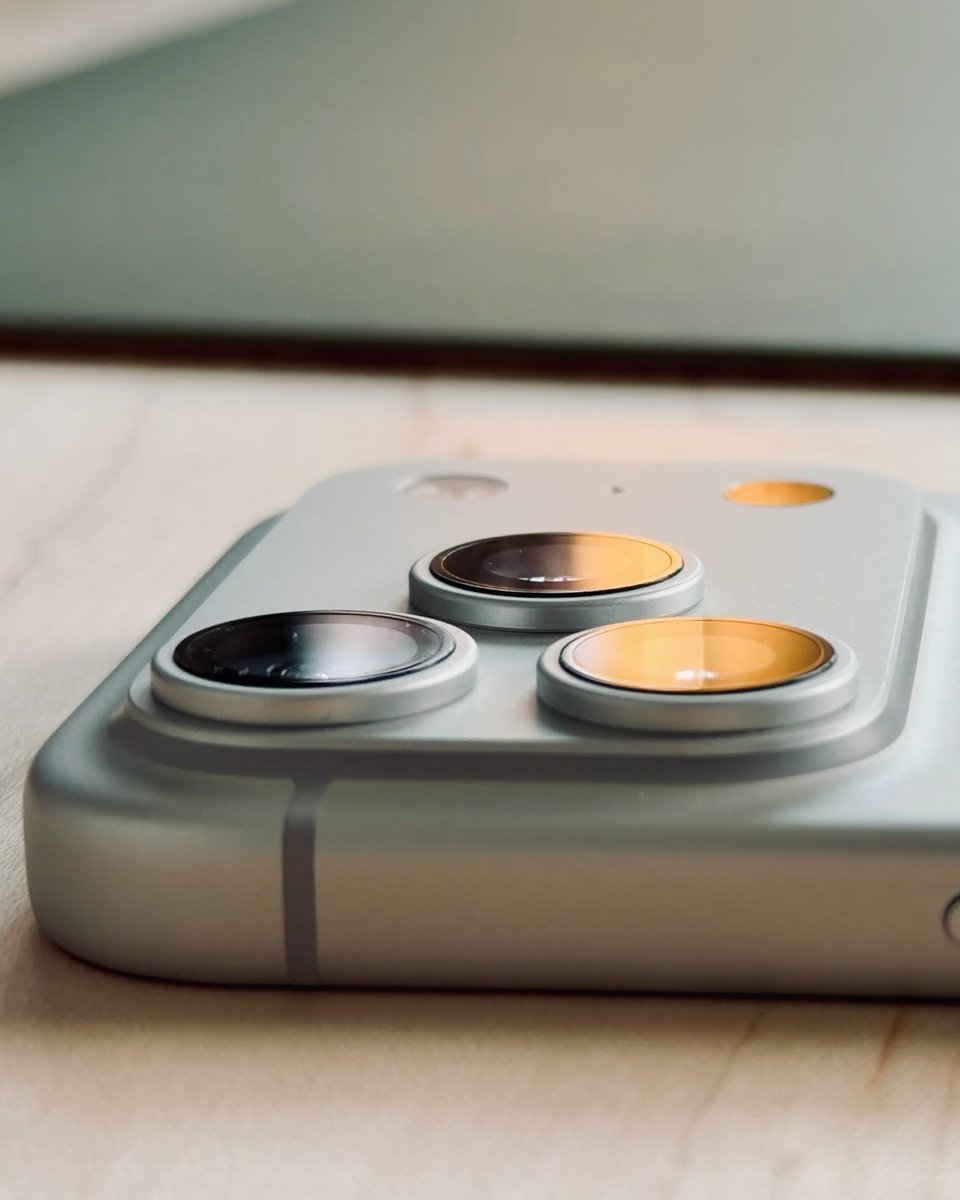 yltech's tweet photo. The iPhone 17 Pro is such a beauty in silver. 😮‍💨 https://t.co/Pb2ERTvni3