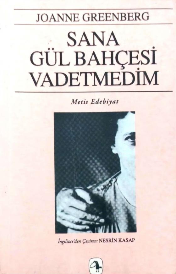 meva_la_vida's tweet photo. 15 sene önce, Kahramanmaraş’ın bir dağ köyünde, sobamın hemen yanıbaşında okumuştum. Akşam elime almış, gecenin bir yarısı bitirmiştim. O gün bugündür aklımdan çıkmıyor. Çünkü bir kitap asla bitmez. Hep izler bizi, hep peşimizden gelir. https://t.co/5dXD2jNeHA
