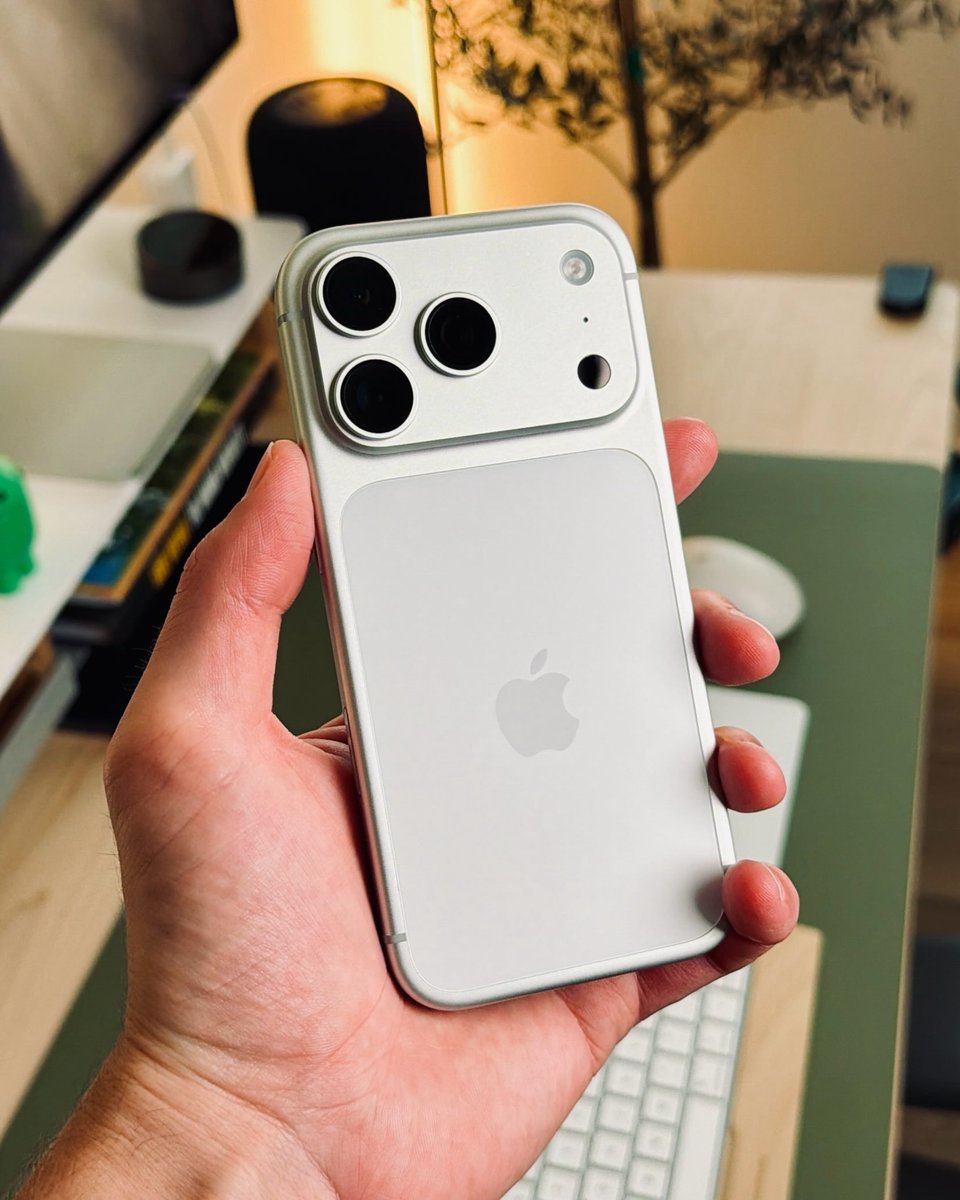 yltech's tweet photo. The iPhone 17 Pro is such a beauty in silver. 😮‍💨 https://t.co/Pb2ERTvni3