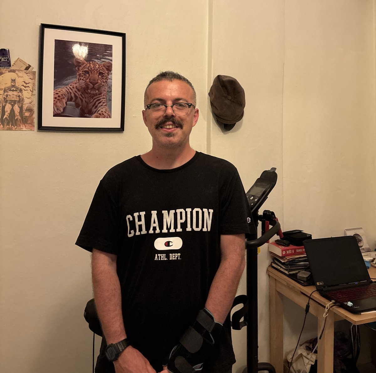 burackxviii's tweet photo. düz duvara tırmanmalı leopar fitness... yeni gelmedik geri geldik... iki ay önce kötü bir iş kazası sonucu bileği kırsak da .... https://t.co/c9xwmamwQt