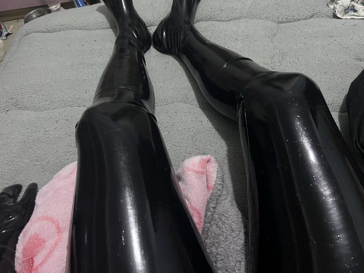 FS040615's tweet photo. 不知道什么时候我也可以有���于我的乳胶1s，但是这个鞋子看着真的丑丑的.#乳胶 #rubber #小狗 #0m https://t.co/Rld8Ys2kV0