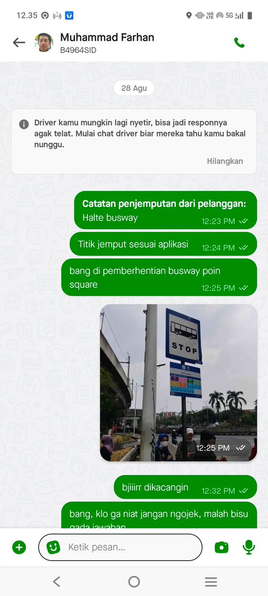 mamahmuda1_'s tweet photo. Tolong dong gojek, klo punya driver males gini jangan dikasih penumpang, masa tega bener disuruh nunggu setengah jam lebih, padahal disitu driver gojek banyak numpuk, nih driver juga gada konfirmasi mau jemput atau ga, dia ngejogrog aja disitu ga gerak di maps, suspend aja klo perlu driver² malesan begini, buat telat orang yang mau kerja, ngomongnya susah cari orderan giliran ada orderan dikacangin 
Buat abangnya semoga lu liat yaa, kelakuan lu  sok mantep￼