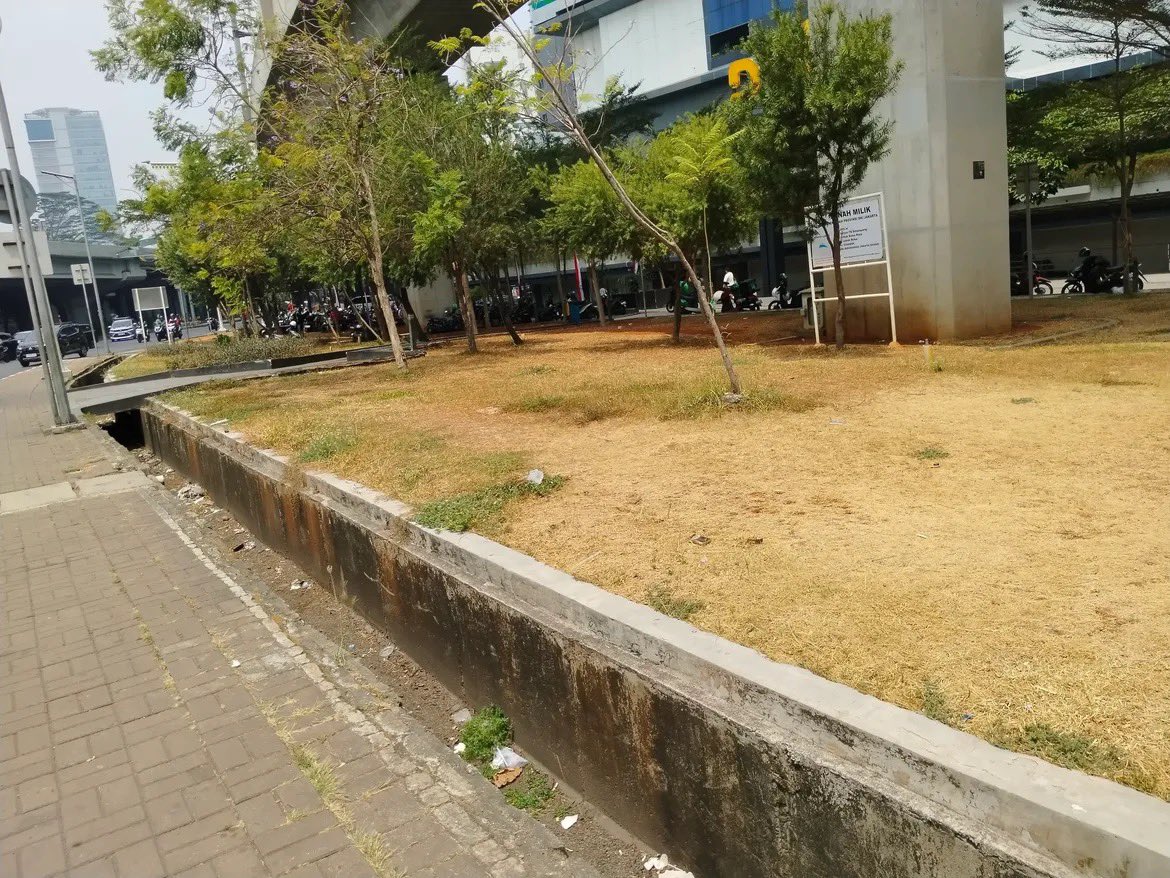 mamahmuda1_'s tweet photo. Tolong dong gojek, klo punya driver males gini jangan dikasih penumpang, masa tega bener disuruh nunggu setengah jam lebih, padahal disitu driver gojek banyak numpuk, nih driver juga gada konfirmasi mau jemput atau ga, dia ngejogrog aja disitu ga gerak di maps, suspend aja klo perlu driver² malesan begini, buat telat orang yang mau kerja, ngomongnya susah cari orderan giliran ada orderan dikacangin 
Buat abangnya semoga lu liat yaa, kelakuan lu  sok mantep￼