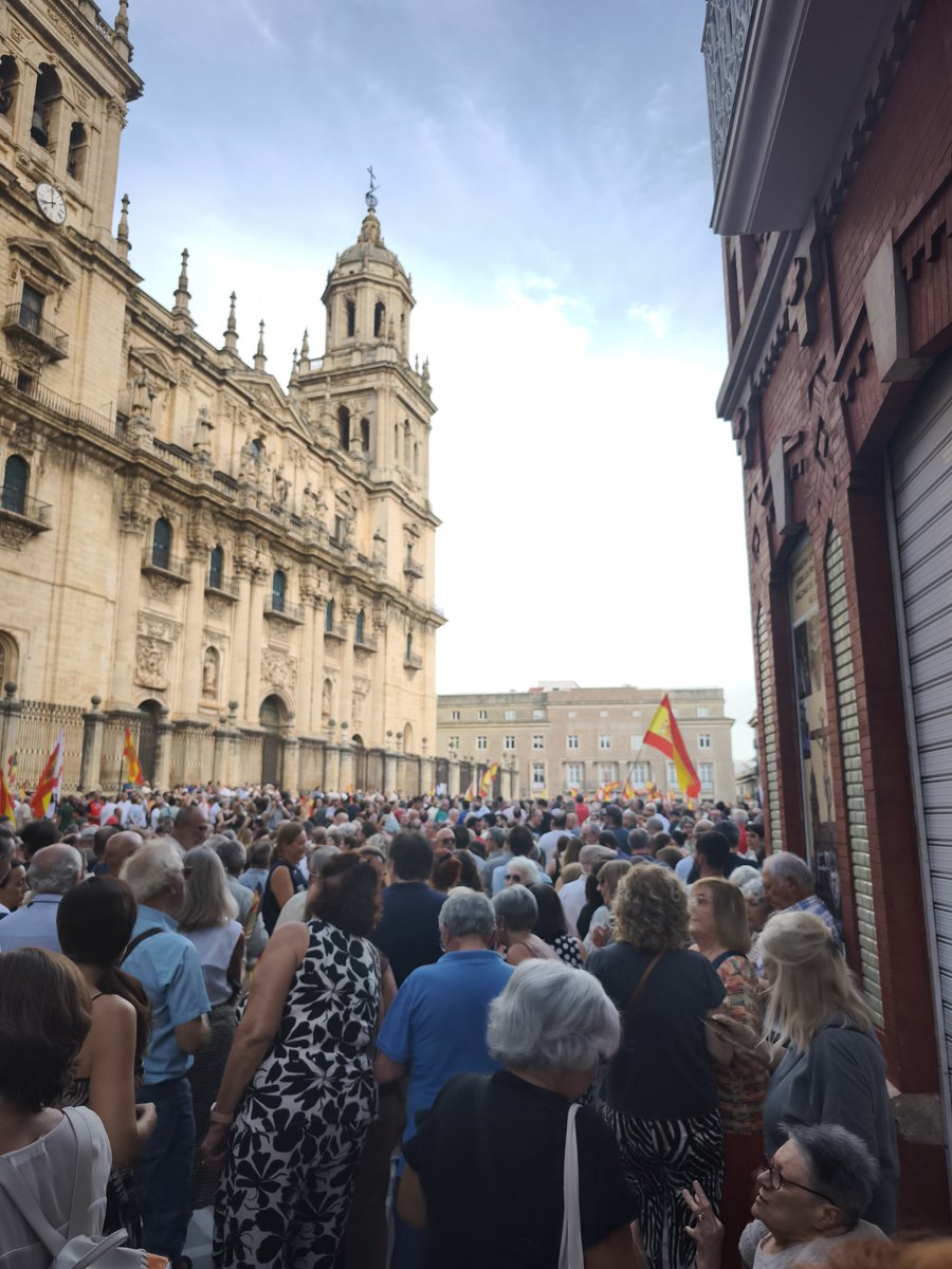 elingafiscal's tweet photo. Jaén con Ceuta.

#CeutaNoEstáSola

#PedroSánchezaprisión https://t.co/UsWkBKECxb