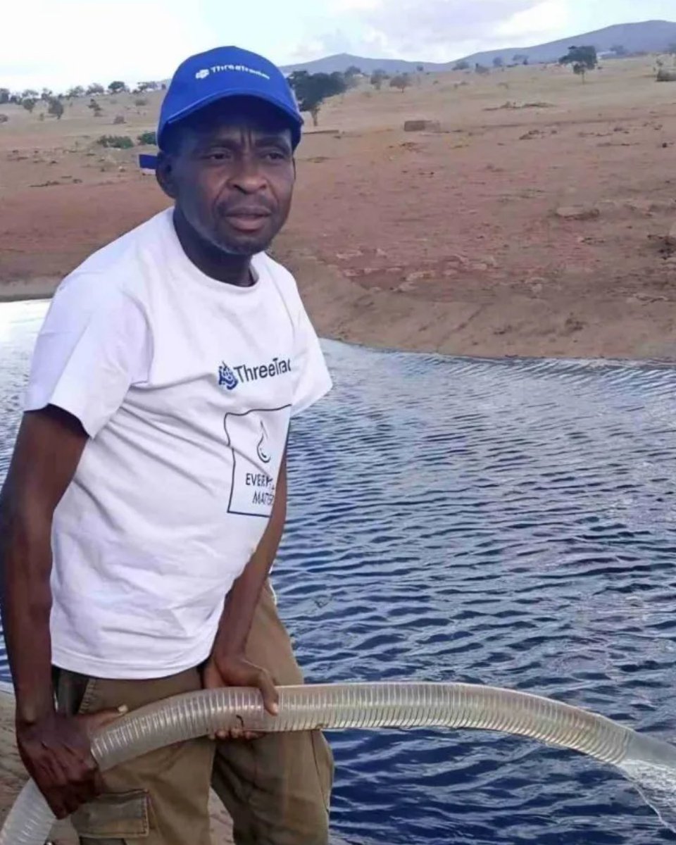 Cultination1's tweet photo. 🚨🇰🇪 Surnommé " l'homme de l'eau ", cet homme livrait chaque jour des milliers de litres d'eau aux animaux sauvages victimes de la sécheresse.

En novembre 2016, Patrick Kilonzo Mwalua a vu un buffle renifler un point d'eau asséché dans le parc national de Tsavo West, au Kenya. Touché, il a décidé d'agir seul. Il louait un camion-citerne, faisait près de 50 km de piste jusqu'au parc et livrait environ 11 400 L par visite, jusqu'à 4 fois par semaine, à 326$ le trajet. 

Rapidement, éléphants, buffles, zèbres et antilopes ont reconnu le bruit de son camion et l'ont attendu patiemment. Des dons venus des États-Unis lui ont permis d'acheter son propre véhicule, de construire des retenues d'eau et d'installer des pompes solaires. 

Il a aussi planté des tournesols pour réduire les conflits entre éléphants et agriculteurs : les tournesols attirent les abeilles, dont le bourdonnement tient les éléphants à l'écart des cultures. 

Même atteint d'une défaillance rénale, il a continué à coordonner les livraisons depuis son lit d'hôpital. Patrick Kilonzo Mwalua est décédé le 18 juin 2024 à l'âge de 51 ans.
(Daily Nation)