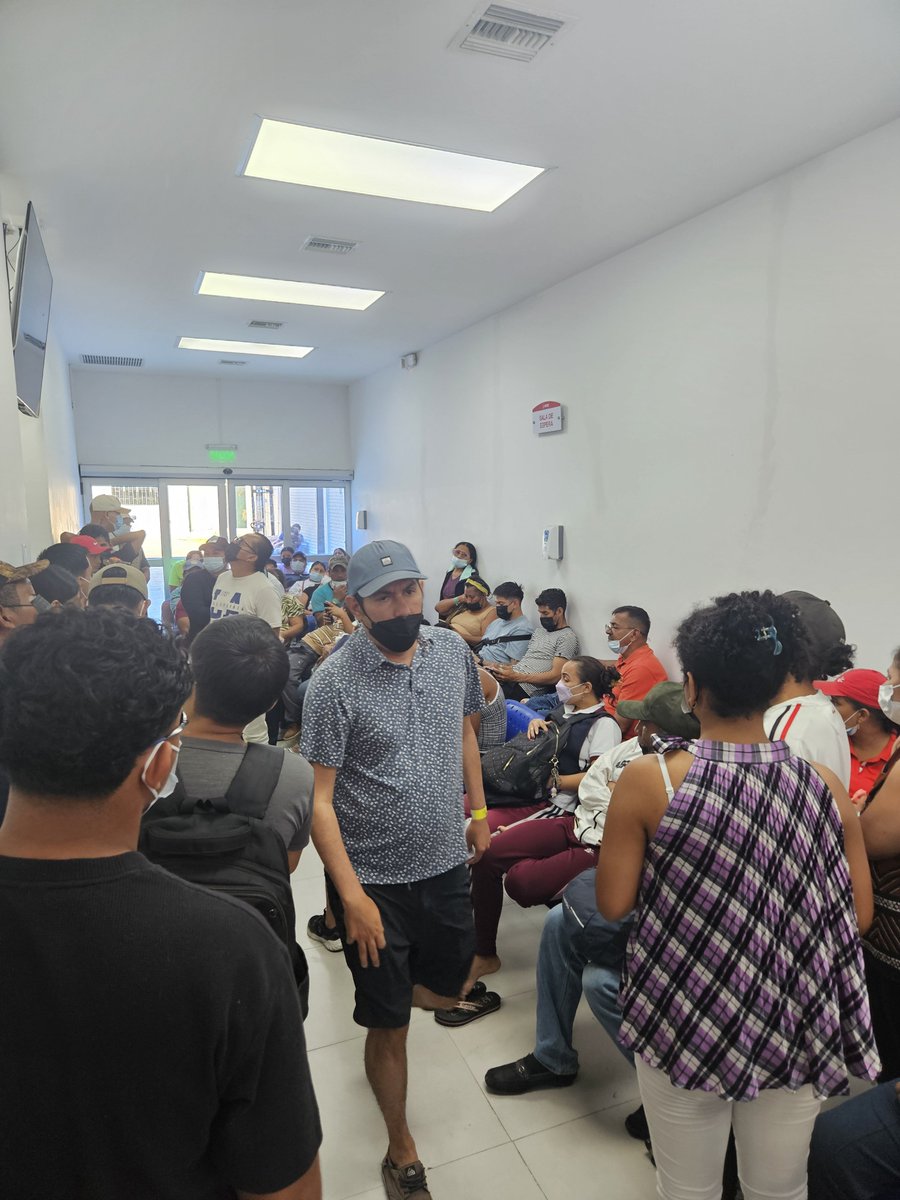 Maelov1983's tweet photo. Por favor tenemos mas de 4 horas esperando y al menos yo con sospecha de Covid y hasta ahora no atiende aquí en el hospital del norte frente al colegio Americano @IESSec @Salud_Ec @tctelevision https://t.co/HHdMbEqqfg