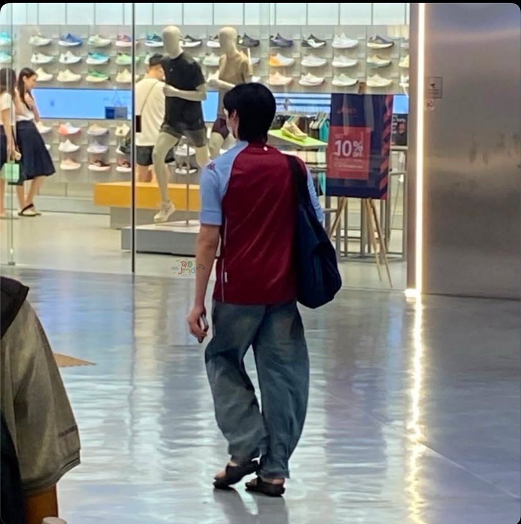 jmdwei's tweet photo. เพื่อนบังเอิญเจอพี่ธีร์แล้วส่งมาให้ คือเห็นแค่ข้างหลังก็รู้ว่าธีรติ ฮีเเต่งตัวชุดชิวมาก เเต่หล่อกระเเทกตาจัด y y 

#tthi_eks https://t.co/NTqcdjjpc1