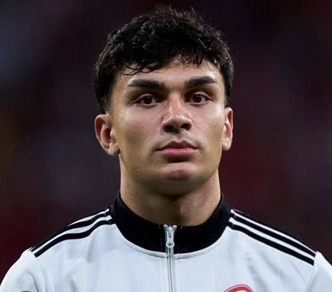 Fenereditor's tweet photo. Emre Kurtulmuş: "Fenerbahçe'nin bugün son gün transferi olarak Can Uzun'a gideceği bilgisini almıştım. Bu bilginin üzerine Cihan Kamer'in özel uçağı Samsun'a gitti. Can'ın menajerlik işlerini ailesi yapıyor diye biliyorum, bu konuda ailesi söz sahibi. Can'ın ailesi de Samsunlu. Tam da bu süreçte Fenerbahçe resmi hesabından 'Canımız, her şeyimiz Fenerbahçemiz' şeklinde bir paylaşım geldi. Bunun üstüne Frankfurt tarafı ile görüşme sağladım. Hâlâ Can Uzun bizle kalacak yanıtını aldım. Fenerbahçe tarafı da Can Uzun'un olmadığını söylüyor. Buna rağmen kaynaklarım bana Fenerbahçe'nin Can Uzun ilgisini yineliyor. Son aldığım bilgi, Fenerbahçe 45 milyon € bandına çıkabilir miyiz diye karar verme aşamasındaydı. Frankfurt 45'e düşer mi bilmiyorum ama düşse bile bu parayı nakit istiyorlar. Taksit konusunda sıkıntı yaşanabilir bu durumda da." (Sportex)