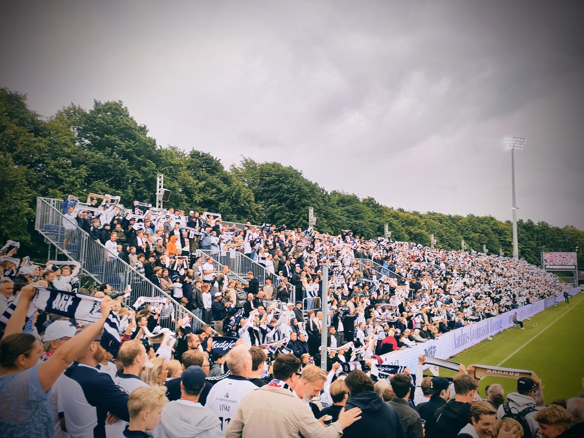 AlexYanezFC's tweet photo. David Martínez en la grada del Vejlby Stadion para ver el primer partido de su equipo Midtjylland ante el AGF. https://t.co/dHaHKM7SH3