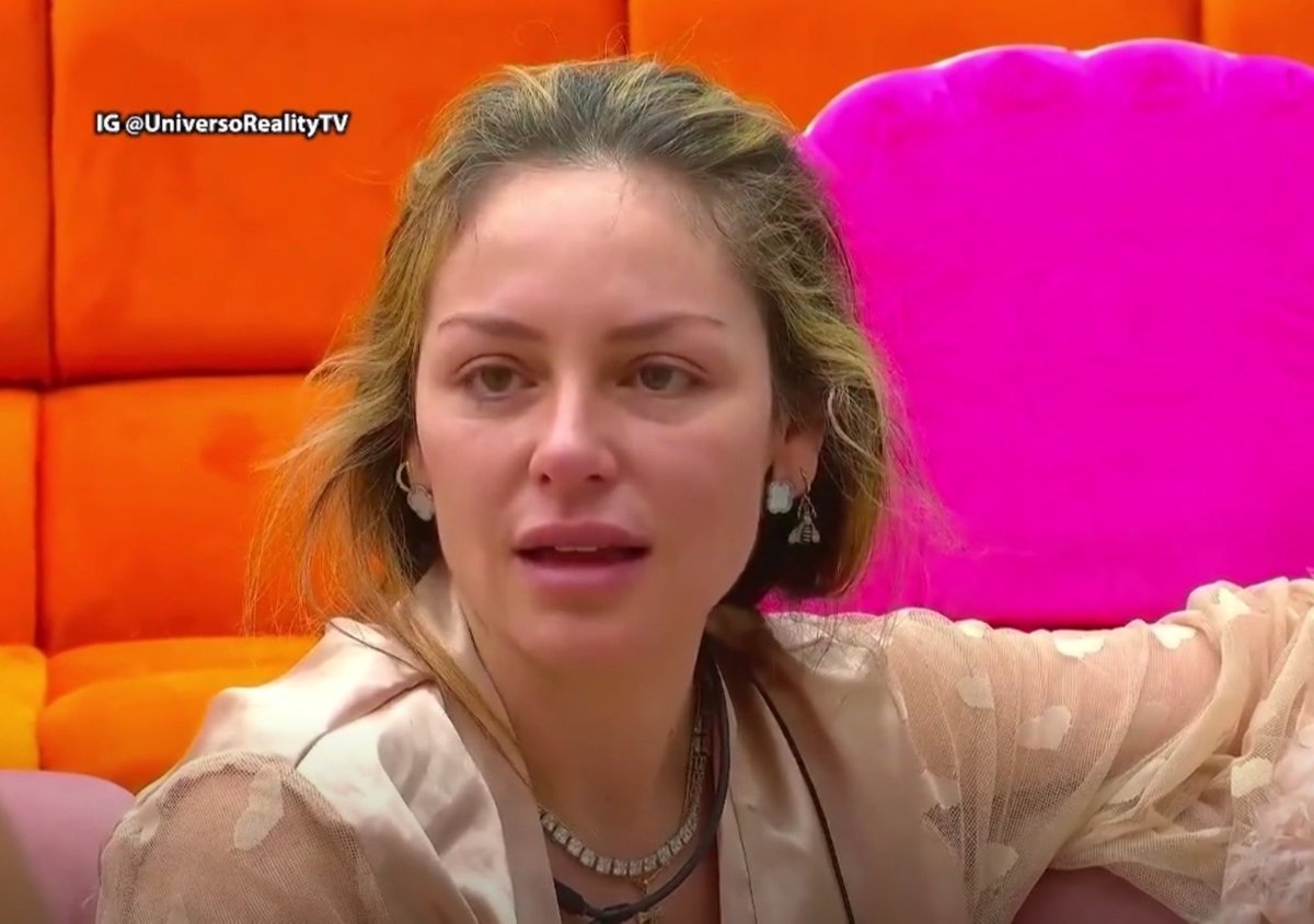 EmZkPr's tweet photo. Gemaviv llorando porque Mariana pasó por la sala y viendo a los ojos a Gemaviv y Heces Pérez y diciéndoles "buenos días". WTF 😂

No supera que Mariana le haya dicho arpía y que ella sólo es una colgada, hahahaha.

#LaCasaDeLosFamososMx
#LaCasaDeLosFamososMéxico https://t.co/Zewp05cNtt