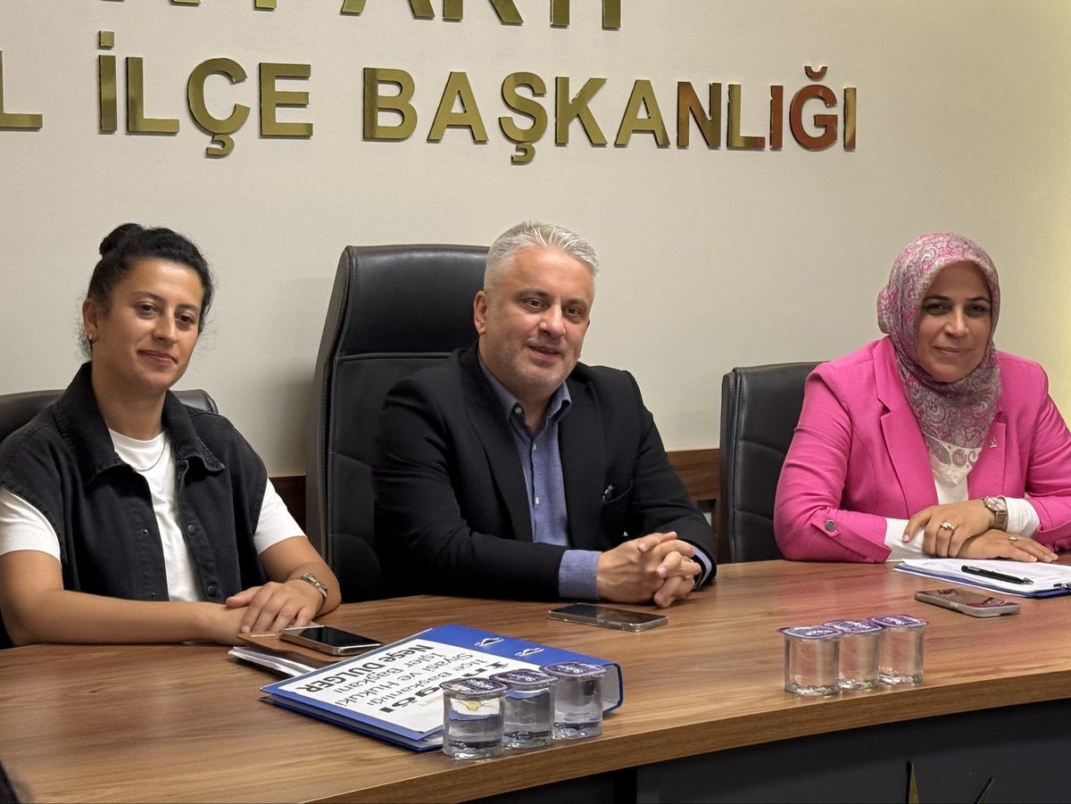 ayhan_salman's tweet photo. 📍 İnegöl

AK Parti İnegöl Kadın Kollarımızın Haftalık Olağan Yönetim Kurulu Toplantısına katılarak, Kadın Kolları Başkanımız Sn. Suna Dardağan Demir ve kıymetli dava arkadaşlarımızla bir araya geldik.

Kadın Kollarımızın mahallelerimizde ve hanelerimizde hemşehrilerimizle birebir temas halinde yürüttüğü çalışmaları ve saha faaliyetlerini değerlendirdik.

Cumhurbaşkanımız Sn. Recep Tayyip Erdoğan’ın liderliğinde; davamızın yükünü omuzlayan, azmi ve fedakârlığıyla teşkilatımıza güç katan kadınlarımızla omuz omuza yol yürüyoruz.

Toplantımız hayırlara vesile olsun.