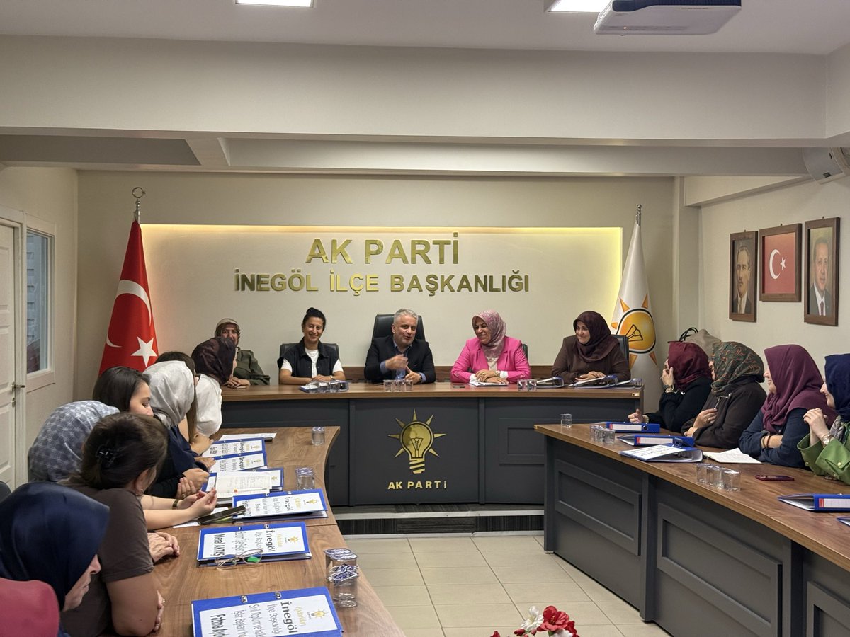ayhan_salman's tweet photo. 📍 İnegöl

AK Parti İnegöl Kadın Kollarımızın Haftalık Olağan Yönetim Kurulu Toplantısına katılarak, Kadın Kolları Başkanımız Sn. Suna Dardağan Demir ve kıymetli dava arkadaşlarımızla bir araya geldik.

Kadın Kollarımızın mahallelerimizde ve hanelerimizde hemşehrilerimizle birebir temas halinde yürüttüğü çalışmaları ve saha faaliyetlerini değerlendirdik.

Cumhurbaşkanımız Sn. Recep Tayyip Erdoğan’ın liderliğinde; davamızın yükünü omuzlayan, azmi ve fedakârlığıyla teşkilatımıza güç katan kadınlarımızla omuz omuza yol yürüyoruz.

Toplantımız hayırlara vesile olsun.