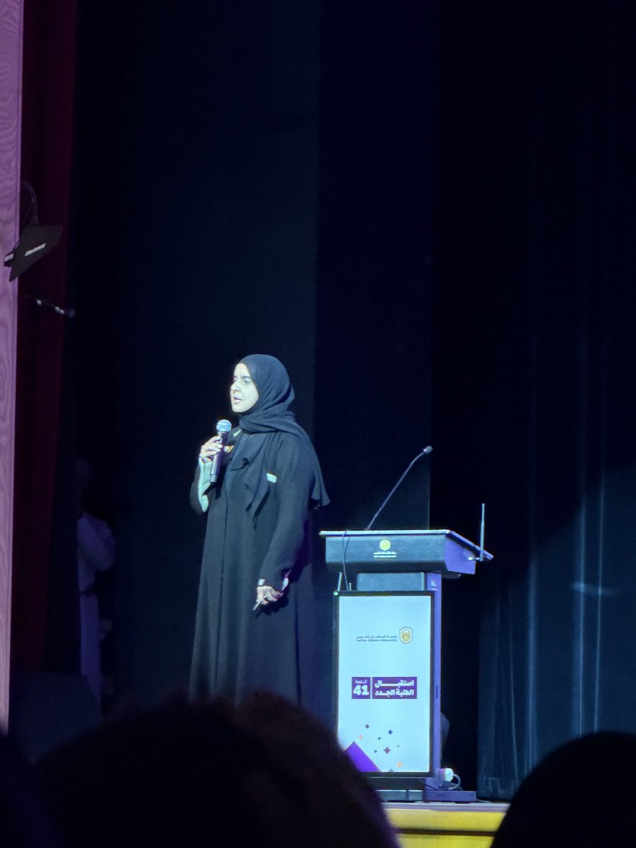 xh2jk's tweet photo. "أنتَ الذي إن شئتَ 
حوّلتَ الخريفَ إلى ربيع"
منذُ أن ألقَت الدكتورة @iradah2007 هذه الأبيات في حفل الاستقبال وصداها يترددُ في الروح كترتيلةِ أمل.كلماتٌ قليلةٌ تختزلُ فلسفةَ الإرادة وتُذكّرنا بأنّ دواخلَنا هي التي تمنحُ الأيامَ فصولَها وأنّ العزيمةَ كفيلةٌ بإزهار القفار. https://t.co/0XgOHu2uHZ