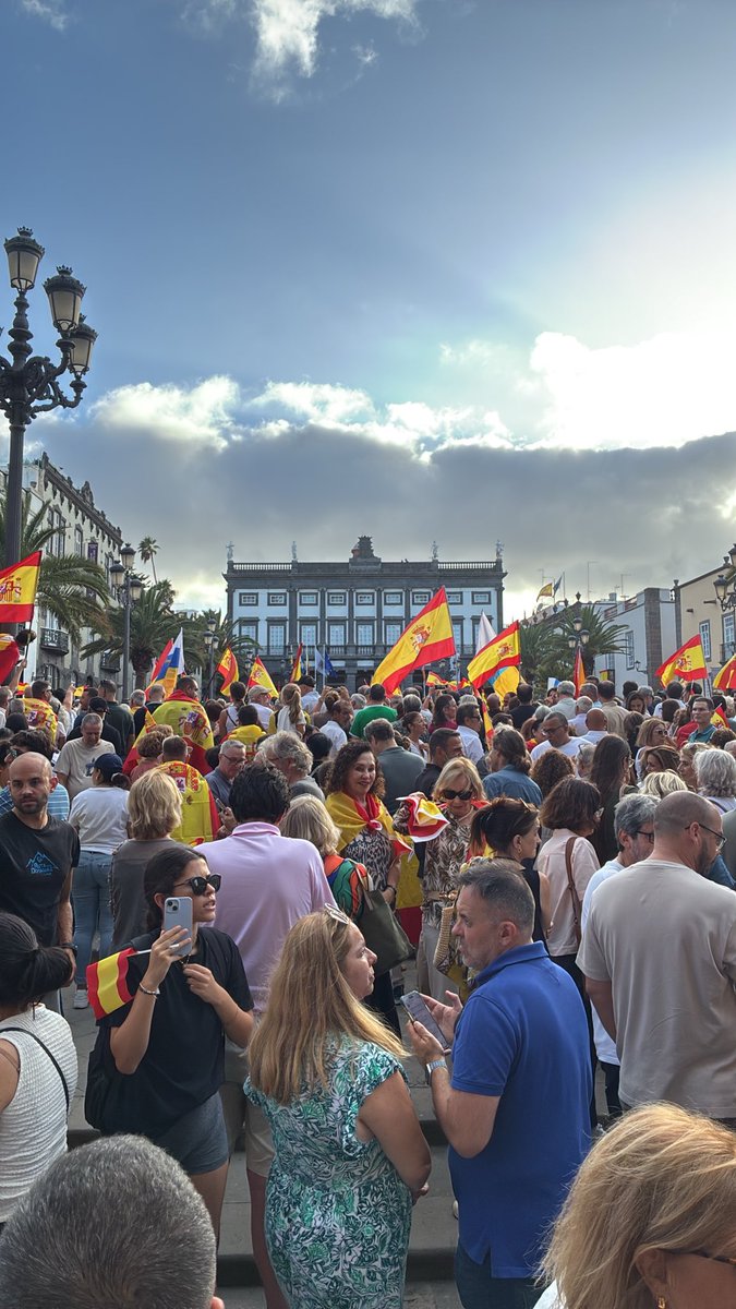AlexGar1986's tweet photo. Plaza de Santa Ana en Las Palmas de Gran Canaria ahora mismo… por Ceuta, por Canarias, por España 🇪🇸 https://t.co/8Xv8bwjjOl