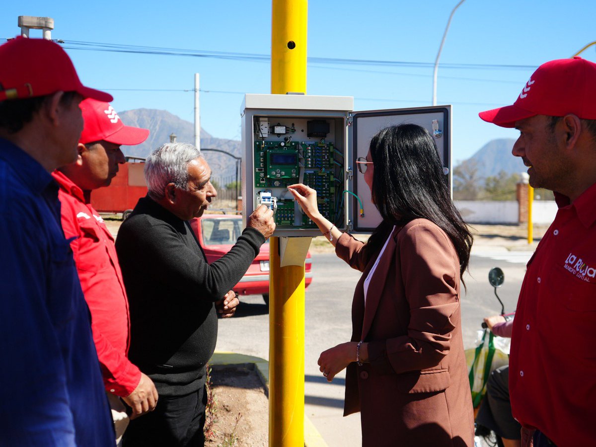 amolinalarioja's tweet photo. ¡Colocamos nuevos SEMÁFOROS en la av. MATATÍN DE LA FUENTE!

Una zona muy transitada… por UNIVERSIDAD, PARQUE DE JUVENTUDES, COMEDOR ESTUDIANTIL y REGIMIENTO.

Queremos cuidar cada VIDA y que nuestra ciudad sea cada vez más SEGURA. https://t.co/LqAD4Q48cJ