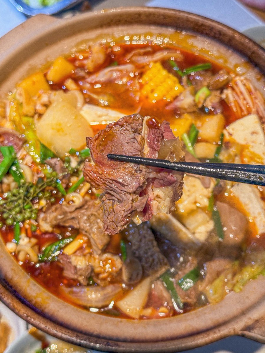MarySimmonnm's tweet photo. “Cena a medianoche: plato caliente de callos con chorizo, y la cerveza que cura todo.  #TabernaTardía”， https://t.co/PdT0SpJhZa