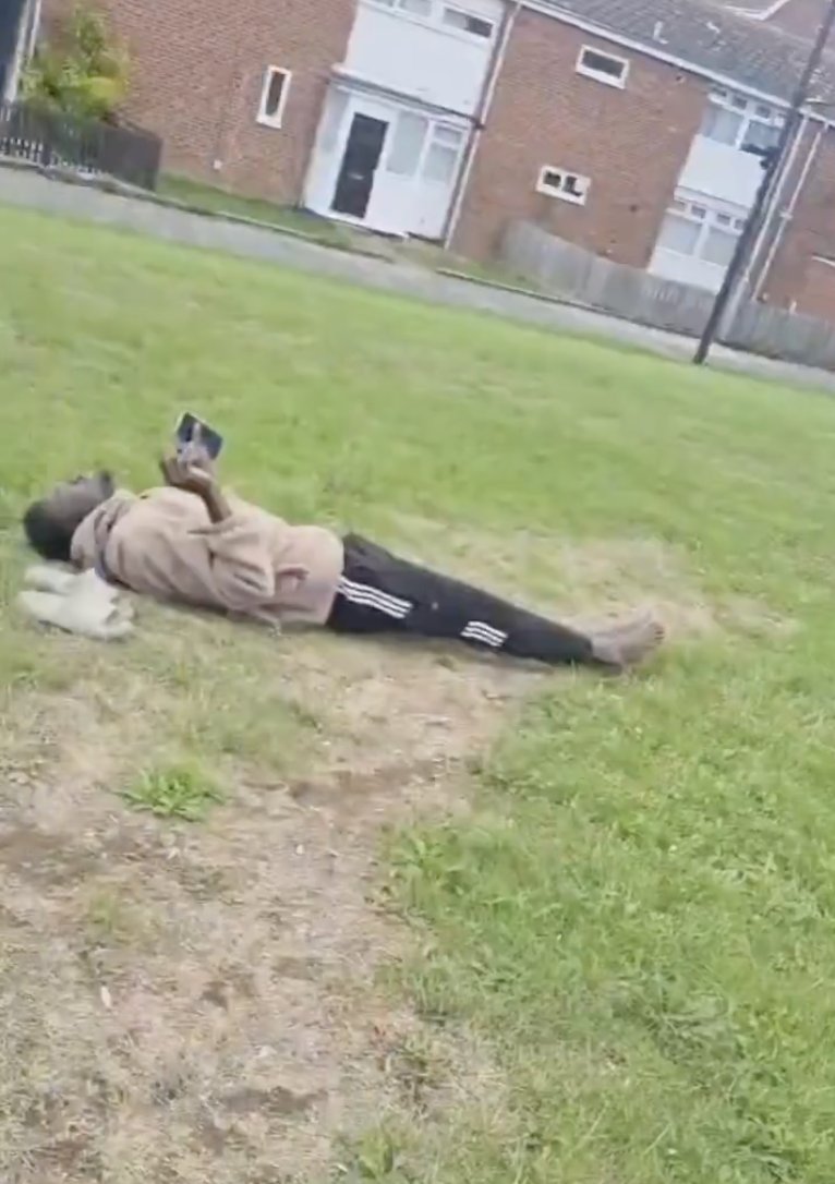 Realist_pilled's tweet photo. Right or wrong? Explain your answer below.

A man tells a migrant to move on after catching him "staring at the kids." 

The migrant refuses. “It’s not your job. It’s OK.”

Then he gets knocked out cold with a kick to the face. https://t.co/m07ZURZCBT