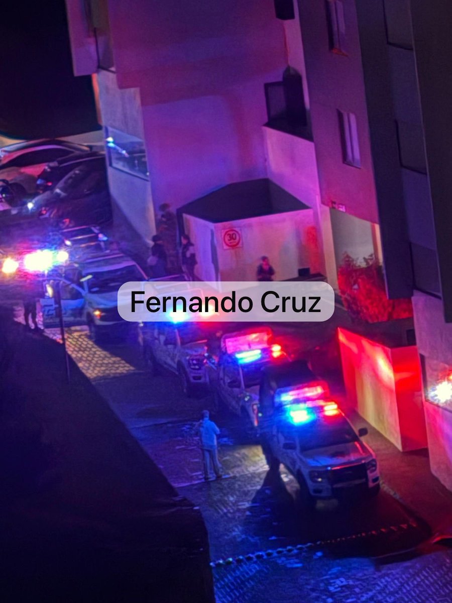 azucenau's tweet photo. 🚨 Asesinan a tecladista de la banda Camilo Séptimo y a su familia en Atizapán

​Sujetos armados ingresaron a un departamento en la zona de Zona Esmeralda, en el municipio de Atizapán de Zaragoza, donde ejecutaron al tecladista del grupo musical Camilo Séptimo.

En el ataque también fueron asesinadas su esposa embarazada, su hija de tres años y la trabajadora doméstica del hogar.

Las autoridades ya iniciaron las investigaciones correspondientes para esclarecer los hechos.

📷: @FerCruzReporter
