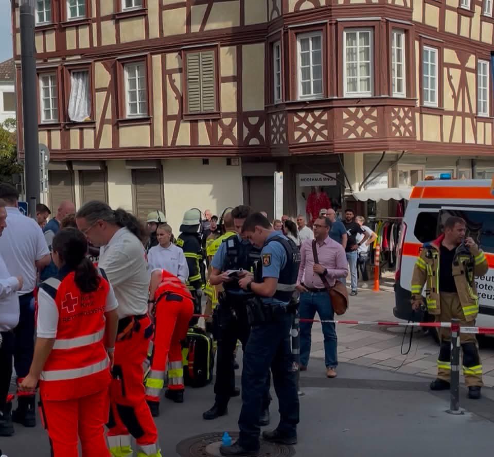 Nicole_Hoechst's tweet photo. PRESSEMITTEILUNG:
Feiger Angriff auf AfD-Infostand in Bad Kreuznach
Bad Kreuznach, 2. September 2026
Am heutigen Nachmittag gegen 17 Uhr wurde der Infostand der AfD in Bad Kreuznach das Ziel eines feigen Angriffs. Aus einem Labor an der Roßstraße Ecke Mannheimer Straße wurde konzentriertes Chlorphenol (Desinfektionsmittel) aus dem Fenster auf den Stand und die anwesenden Personen gekippt.
Sieben Personen mussten gesundheitlich behandelt und vom Rettungsdienst versorgt werden. Ein Zug der Feuerwehr Bad Kreuznach reinigte den Platz anschließend von den Rückständen. Ordnungsamt und Polizei stellten die Substanz sicher.
Anwesend waren unter anderem die Bundestagsabgeordnete Nicole Höchst, Sebastian Münzenmaier sowie die Landtagsabgeordneten Damian Lohr und Jürgen Klein.
Wir danken der Kreuznacher Blaulichtfamilie für ihren vorbildlichen und professionellen Einsatz.