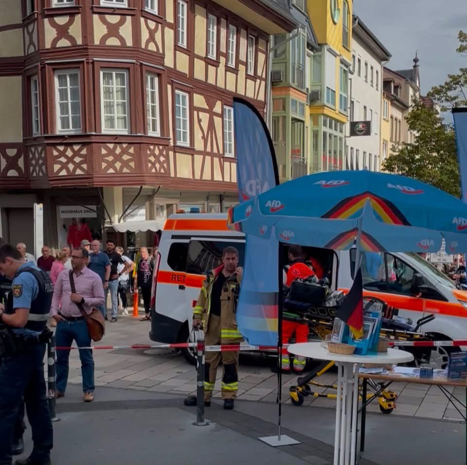 Nicole_Hoechst's tweet photo. PRESSEMITTEILUNG:
Feiger Angriff auf AfD-Infostand in Bad Kreuznach
Bad Kreuznach, 2. September 2026
Am heutigen Nachmittag gegen 17 Uhr wurde der Infostand der AfD in Bad Kreuznach das Ziel eines feigen Angriffs. Aus einem Labor an der Roßstraße Ecke Mannheimer Straße wurde konzentriertes Chlorphenol (Desinfektionsmittel) aus dem Fenster auf den Stand und die anwesenden Personen gekippt.
Sieben Personen mussten gesundheitlich behandelt und vom Rettungsdienst versorgt werden. Ein Zug der Feuerwehr Bad Kreuznach reinigte den Platz anschließend von den Rückständen. Ordnungsamt und Polizei stellten die Substanz sicher.
Anwesend waren unter anderem die Bundestagsabgeordnete Nicole Höchst, Sebastian Münzenmaier sowie die Landtagsabgeordneten Damian Lohr und Jürgen Klein.
Wir danken der Kreuznacher Blaulichtfamilie für ihren vorbildlichen und professionellen Einsatz.