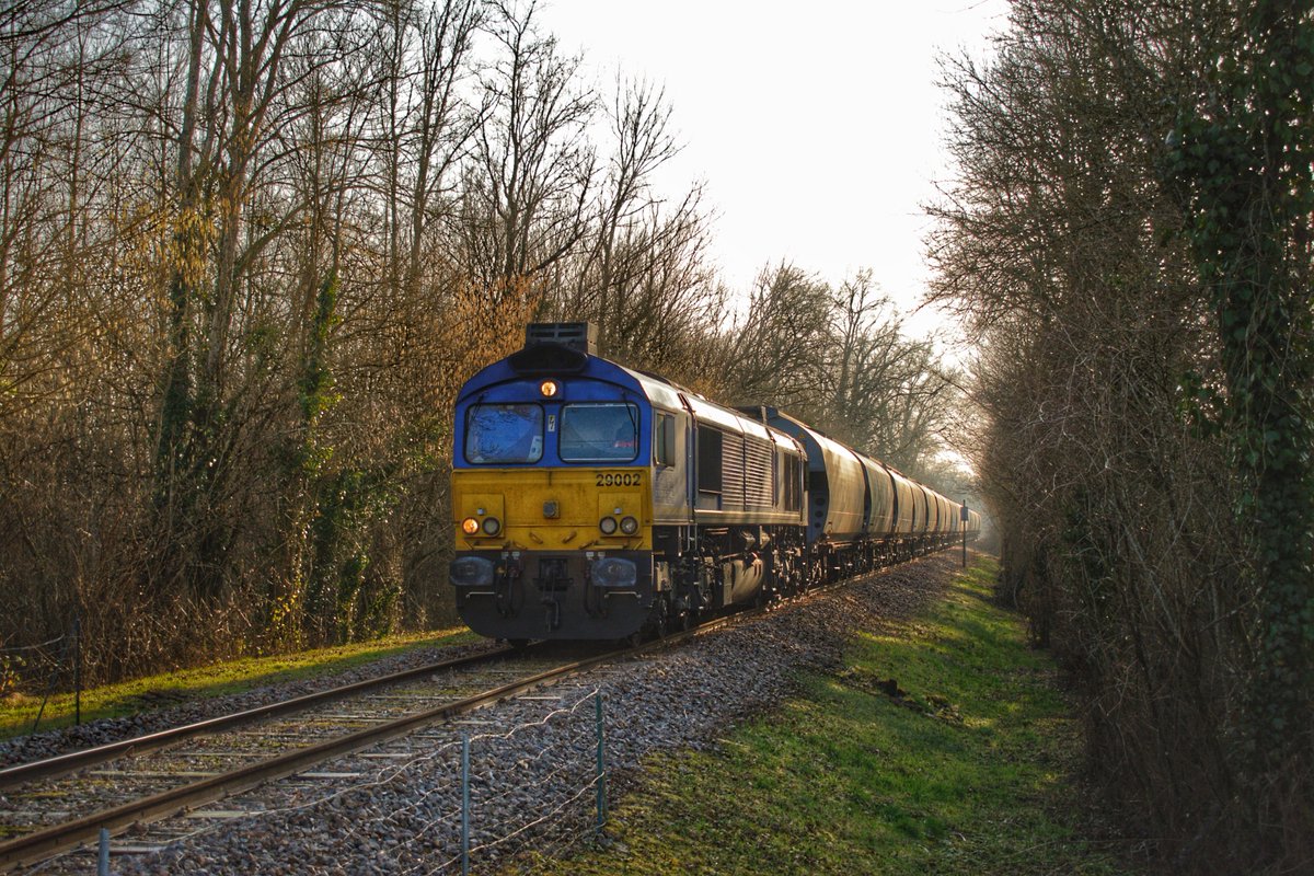 EnzOnTrack's tweet photo. La Class 77 29002 utilisée par Regiorail arrive au PN14, situé sur la ligne reliant Villers-les-Pots à Gray, afin d'y rejoindre un des 3 sites de chargement. Le 16 Février 2025 https://t.co/LW8F5qiXdU