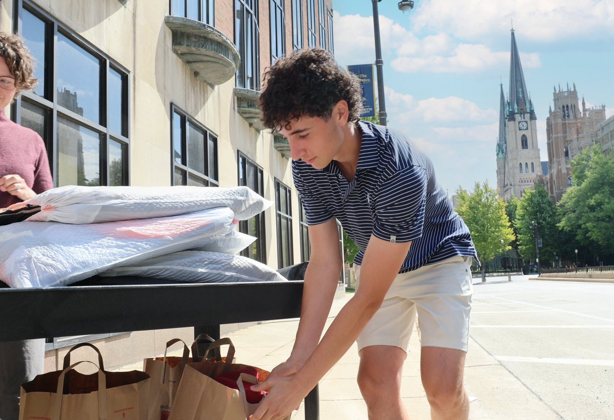 MarquetteU's tweet photo. 🏃‍♂️ After walking a double marathon last year to support students facing food insecurity, Will O’Toole, a junior at Nicolet Union High School, returned to run and help remove another barrier students may face on their path to success.

Through Will’s Run, more than 100 donors contributed over $10,000 in financial gifts to support the Career Closet and the Backpack Program. This brings Will’s total to over $21,000 raised to support students.  

In addition to financial contributions, Will collected gently used professional clothing from dozens of donors to help students prepare for career opportunities. A special thanks to the Freeze Family for their large contribution of professional clothing.

#BeTheDifference | #WeAreMarquette