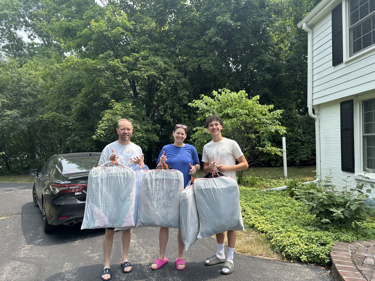 MarquetteU's tweet photo. 🏃‍♂️ After walking a double marathon last year to support students facing food insecurity, Will O’Toole, a junior at Nicolet Union High School, returned to run and help remove another barrier students may face on their path to success.

Through Will’s Run, more than 100 donors contributed over $10,000 in financial gifts to support the Career Closet and the Backpack Program. This brings Will’s total to over $21,000 raised to support students.  

In addition to financial contributions, Will collected gently used professional clothing from dozens of donors to help students prepare for career opportunities. A special thanks to the Freeze Family for their large contribution of professional clothing.

#BeTheDifference | #WeAreMarquette