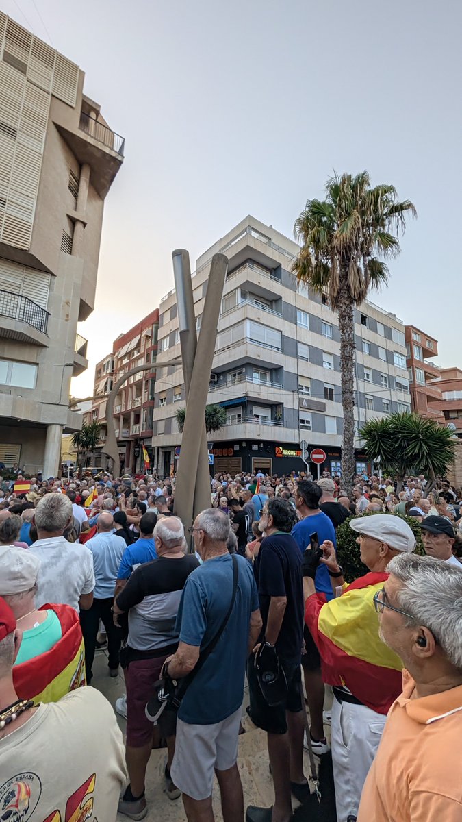 back_ink_black's tweet photo. #CeutaNoEstáSola https://t.co/z6O7cwbIup