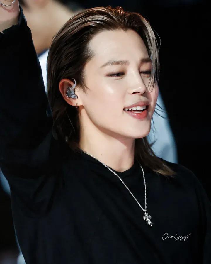 SujataTanwar7's tweet photo. To all - black style that wraps around the waist suit's him too well 🖤🖤🖤

It also goes well with the hairstyle and I really like it 🥰 https://t.co/F5S2c2PcUW