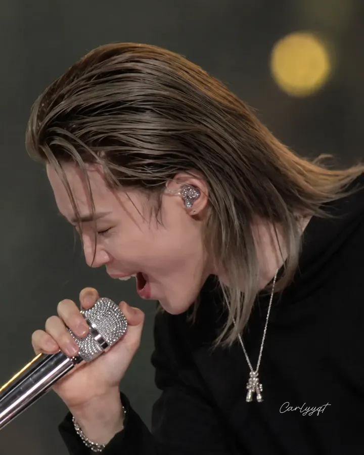 SujataTanwar7's tweet photo. To all - black style that wraps around the waist suit's him too well 🖤🖤🖤

It also goes well with the hairstyle and I really like it 🥰 https://t.co/F5S2c2PcUW