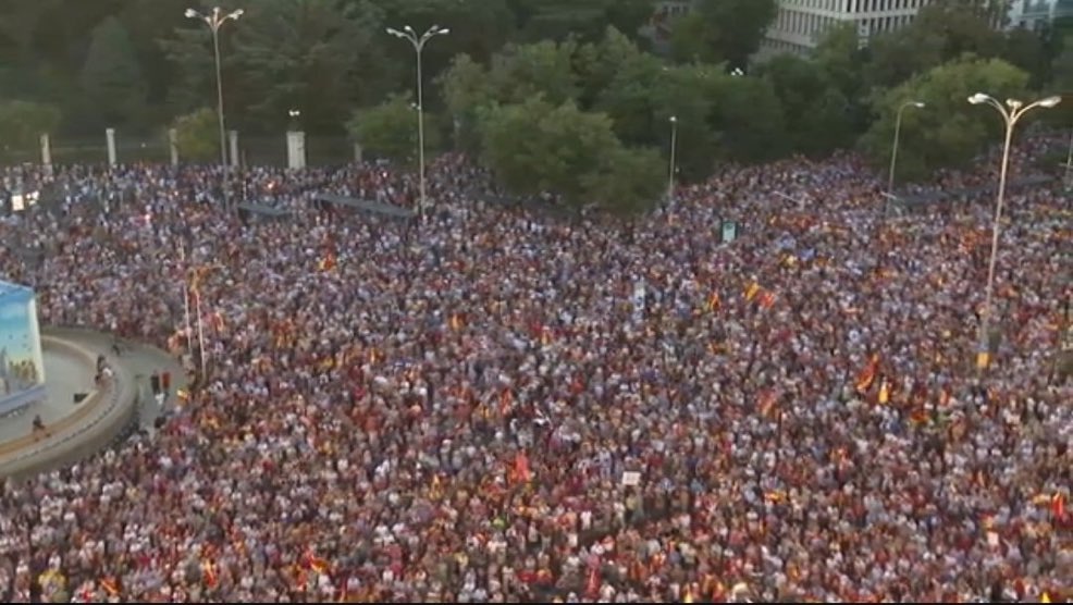 DSBalsalobre's tweet photo. Ya veréis que rápido “cuenta” el gobierno a los asistentes a la manifestación. Y mientras tanto, un mes después, aún no sabe cuántos inmigrantes cruzaron la frontera. https://t.co/J8XY3DFZOg