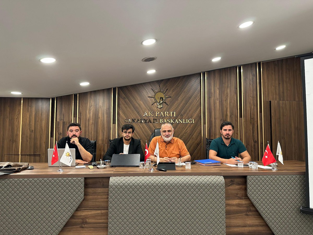 AKGencSakarya's tweet photo. İl Gençlik Kolları Başkanımız Hüseyin Serdar Akgün’ün başkanlığında gerçekleştirdiğimiz Haftalık Yönetim Kurulu Toplantımızda, Siyasi ve Hukuki İşler Başkanımız Av. Recep Hacıeyüpoğlu’nu misafir ettik. Gündeme dair sunumlarını dinleyerek güncel gelişmeleri değerlendirdik. https://t.co/aeWRq5yNcB