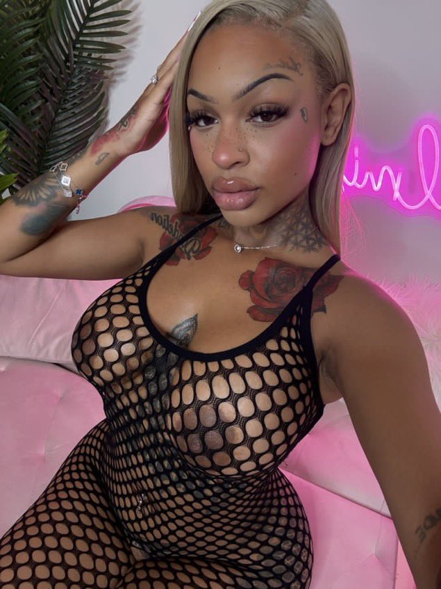 TheresaCol3w's tweet photo. Sweet face, dangerous curves. 🎀🍑✨ https://t.co/MKqeeDYpCa