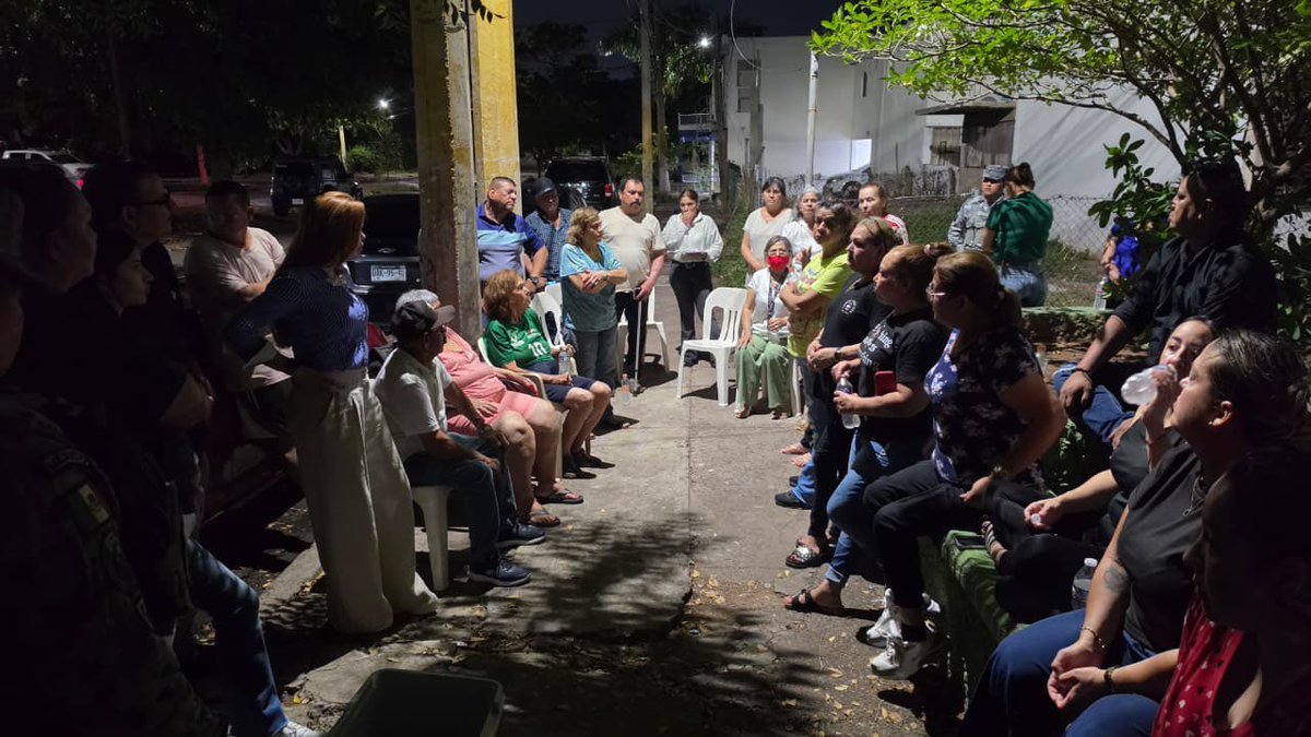 PaolaGarateV's tweet photo. Quien lleva toda una vida en Infonavit Humaya no necesita que le expliquen los problemas de su colonia.

Los conoce. Los vive.

Gracias a mi amiga María Luisa Trapero pude sentarme con sus amigos vecinos y escucharlos hablar de servicios, drenaje y una preocupación que hoy pesa demasiado: la seguridad.

Menos escritorio. Más calle. Más escuchar.

#Culiacán #InfonavitHumaya #Sinaloa