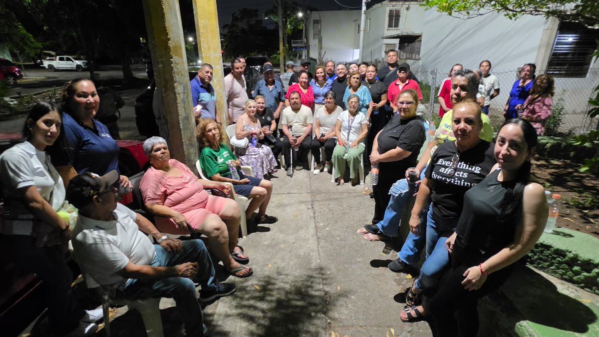 PaolaGarateV's tweet photo. Quien lleva toda una vida en Infonavit Humaya no necesita que le expliquen los problemas de su colonia.

Los conoce. Los vive.

Gracias a mi amiga María Luisa Trapero pude sentarme con sus amigos vecinos y escucharlos hablar de servicios, drenaje y una preocupación que hoy pesa demasiado: la seguridad.

Menos escritorio. Más calle. Más escuchar.

#Culiacán #InfonavitHumaya #Sinaloa