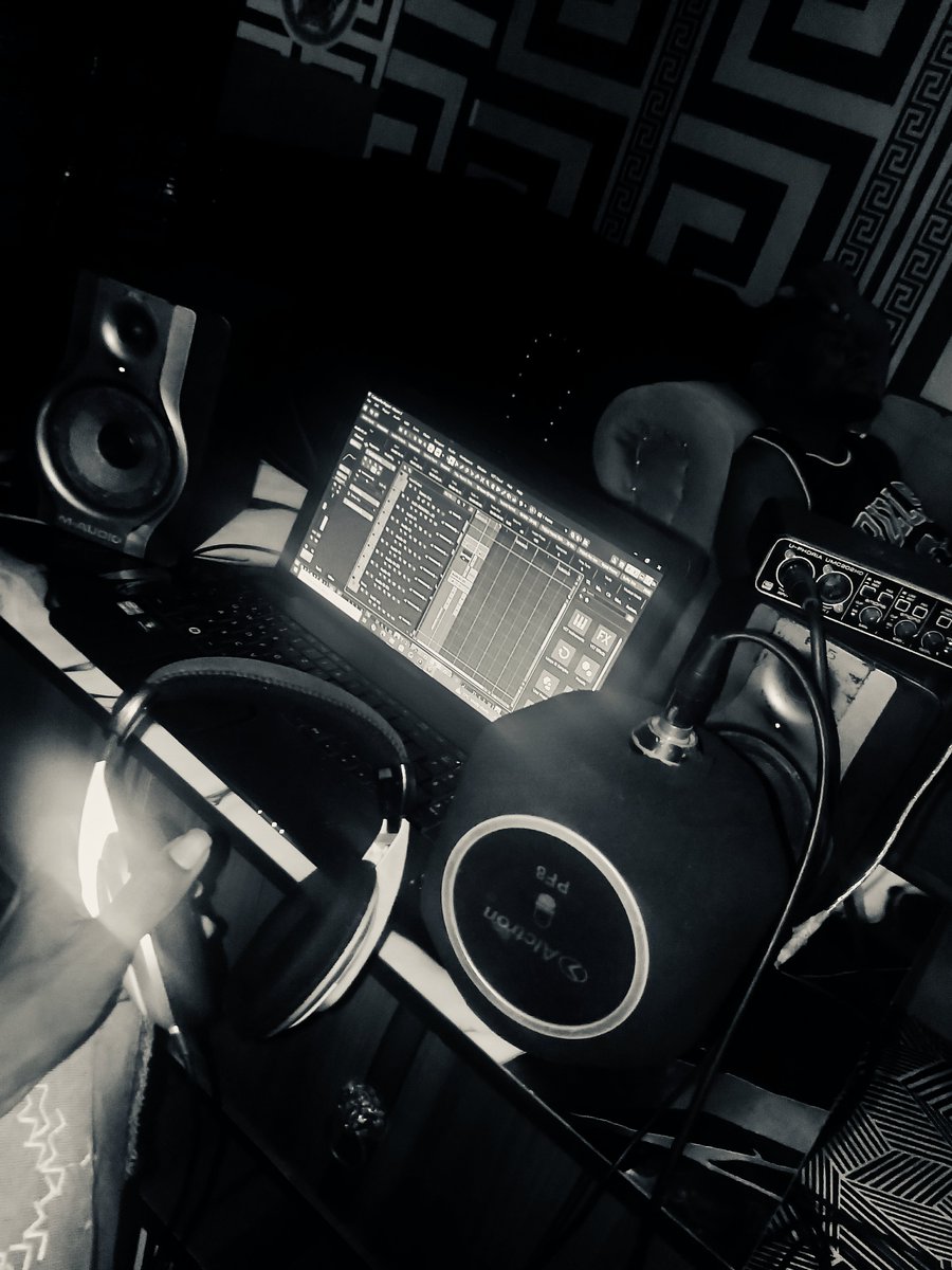 Micron042's tweet photo. Doing what makes me happy🎙️🎧 https://t.co/kKraASJ3W1