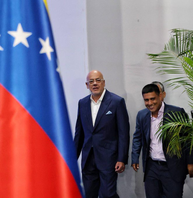 SonPolemicas's tweet photo. El Chavismo mueve con inteligencia sus piezas en el ajedrez político, sin apuro, sin desesperarse, midiendo bien los tiempos políticos..."Mano segura no se tranca" https://t.co/MNpFHIfrhs