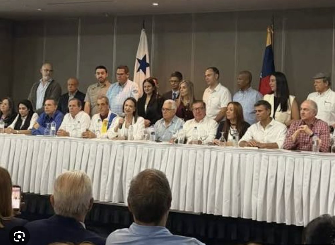 RobertoSmithP's tweet photo. SIGNIFICATIVO SILENCIO DE LA OPOSICIÓN PANAMEÑA
Ante los anuncios de Estados Unidos sobre el principal acuerdo petrolero de la historia venezolana, que yo apoyo con entusiasmo por los grandes beneficios que traerá a nuestro país, algunos atacan virulentamente los contratos atacando a Alejandro Betancourt. 
Empiezo por aclarar que no lo conozco más allá de las noticias de prensa sobre sus negocios con Derwick. 

Pero hay un hecho político - y ético - que no puede pasar inadvertido: ni Leopoldo López, ni Capriles, ni Guaidó, ni Rosales, ni María Corina Machado, ni Ledezma, han dicho una palabra ni sobre el acuerdo petrolero, ni sobre la participación de Betancourt.

Los llamados líderes de la oposición panameña permanecen callados.

Todos conocen perfectamente la larga relación de Betancourt con la clase opositora desde hace muchos años.

Y entonces surge la realidad: a Betancourt lo escogieron Trump y Rubio. Le encargaron coordinar y liderar este gigante proyecto. No fui yo, ni usted. Lo escogió el Presidente de los Estados Unidos.

Y surge la pregunta: ¿la clase opositora venezolana, esa que se reunió en Panamá, están callados por prudencia o por conveniencia? ¿Les habrá pedido Betancourt mantenerse al margen?

No lo sé. Pero es una explicación muy plausible.