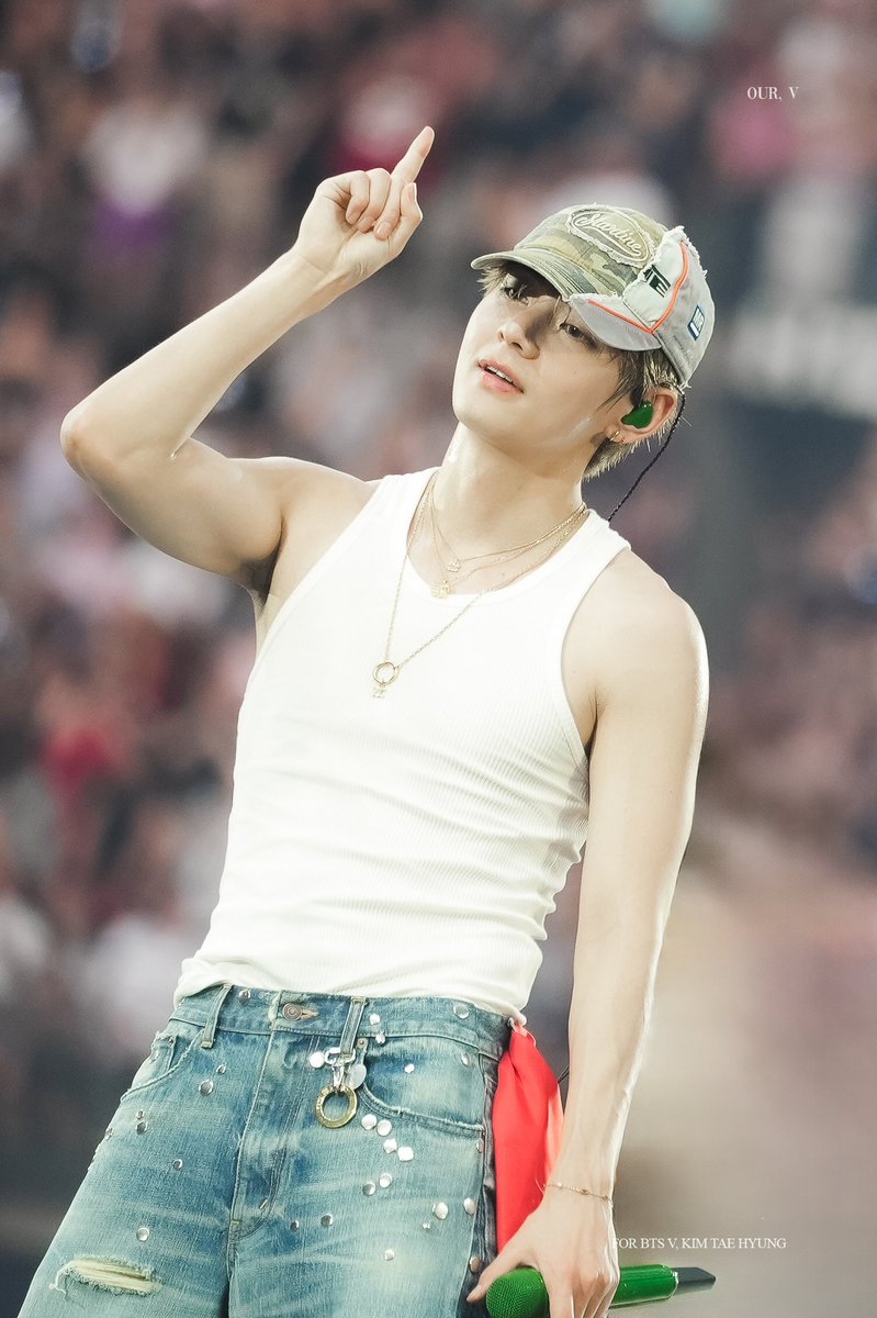 thvnewl's tweet photo. The best response to every attempt at defamation and fake news is our unwavering love and support for Taehyung. ​Let's flood the timeline with his incredible stage presence, talent, and charm! Reply to this post with your favorite photo or video of him from the Arirang Tour using the tags

​#WE_LOVE_YOU_TAEHYUNG
#RESPECT_TAEHYUNG