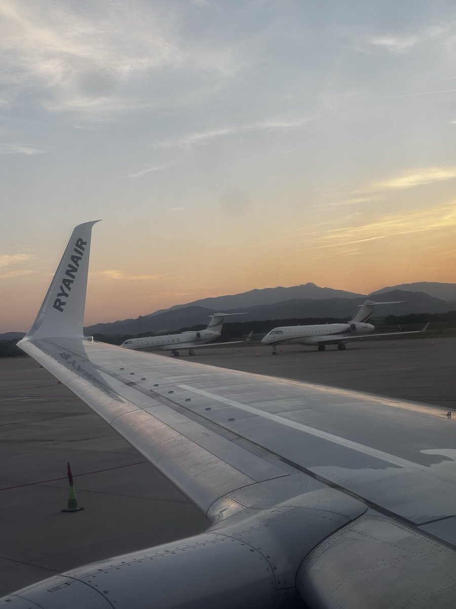 BodekG's tweet photo. Hey @Ryanair . Just another picture for your profile 😉 @GironaAirport https://t.co/fDrkdF9PzW