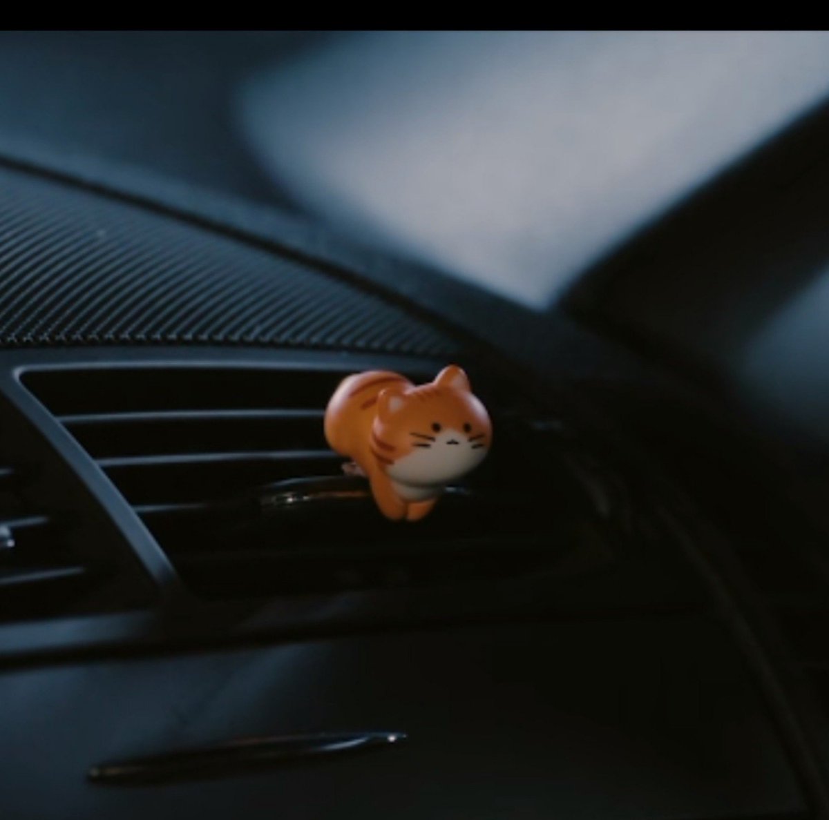 cechu1973's tweet photo. remember Chan saying in Ep. 1 that he’d never had any contact with a cat. Yet here’s Sun, holding him so naturally at Chan’s place.
who helped Key: it’s Sun. Or only just is the car's of Sun. I can't out of this 🤦‍♀️

CHANKEY RELATIONSHIP WITH MELODY 
#MoonshadowSeriesEP4 https://t.co/WSOlQJ89jF