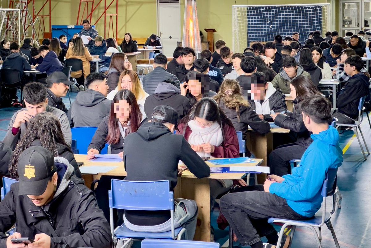 DGTM_Chile's tweet photo. Jóvenes de Puerto Montt, se encuentran postulando a la Escuela de Grumetes "Alejandro Navarrete Cisterna" de la Armada de Chile. Correspondientes a la segunda etapa del proceso de selección, un paso más en su camino hacia la formación naval.

#AutoridadMarítima #SeguridadMarítima https://t.co/LMcYbWVJqe