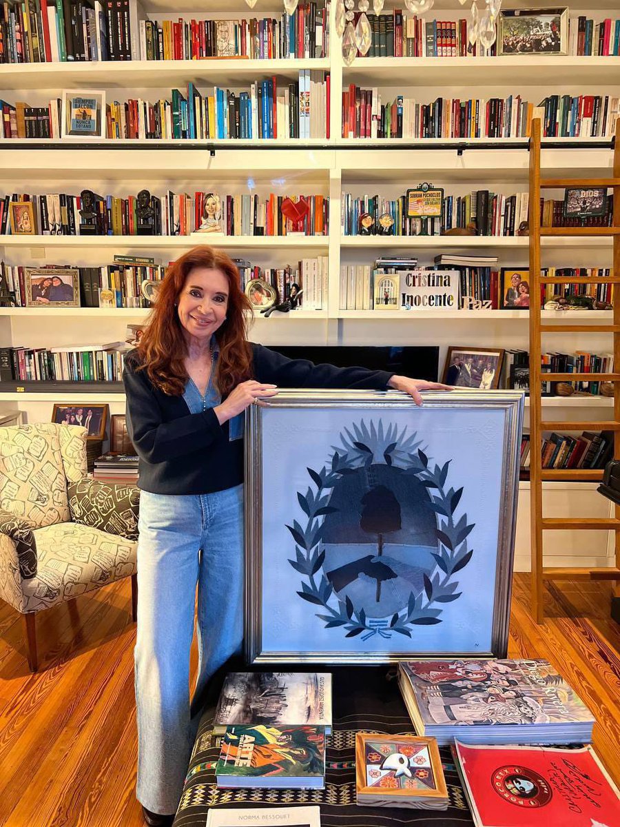 ishiiargentina's tweet photo. Con mucha alegría visité a mi amiga y compañera, la presidenta Cristina Fernández de Kirchner, injustamente privada de su libertad.

Le llevé de regalo un cuadro que hicieron las compañeras de José C. Paz. Dios la cuide siempre. Todos sabemos que es inocente. https://t.co/KLS8dKJJmo