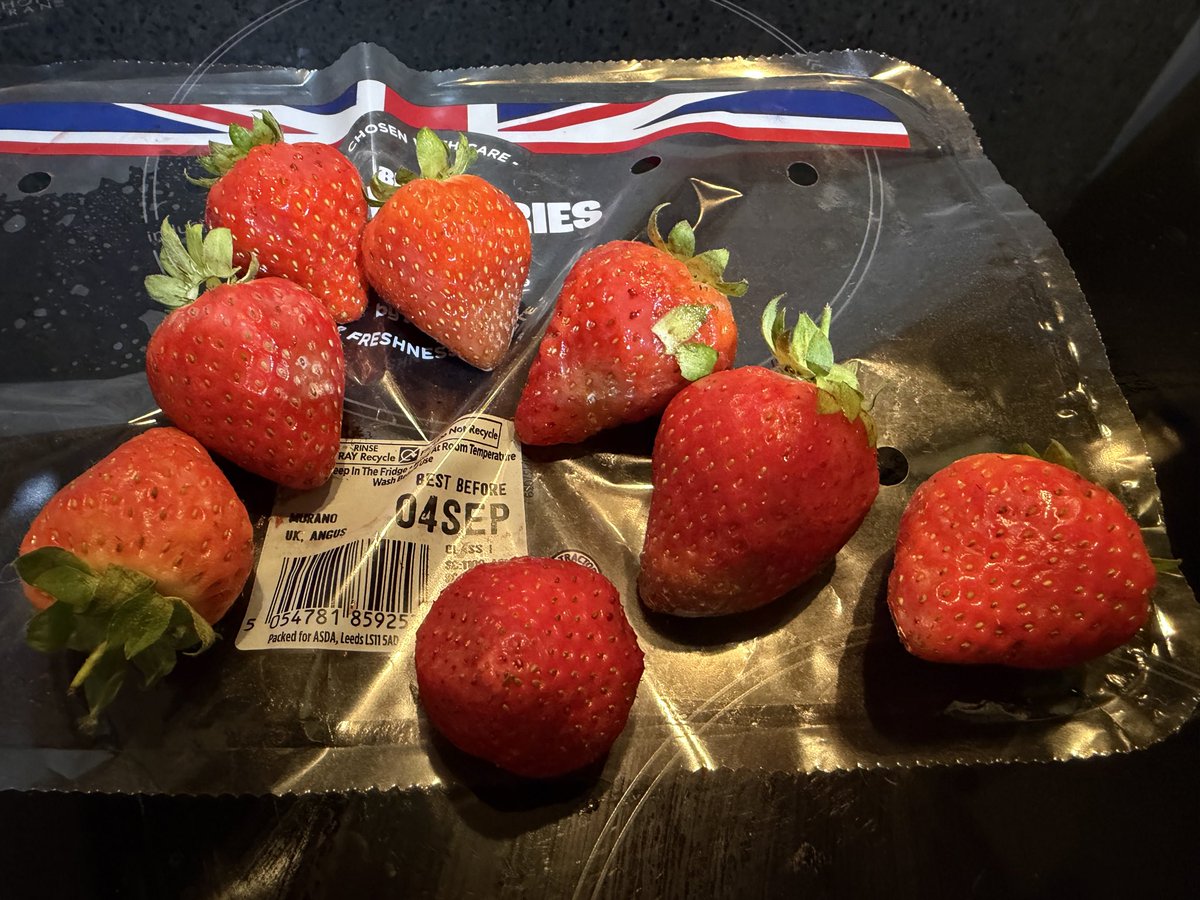 chappersaccount's tweet photo. @asda I’ll be returning my tray of strawberries tomorrow. Bought on the 1st, refrigerated, dated for the 4th … covered in furry mould and rotting away when I came to them this afternoon. Very disappointed. https://t.co/L1DxhwsKRq