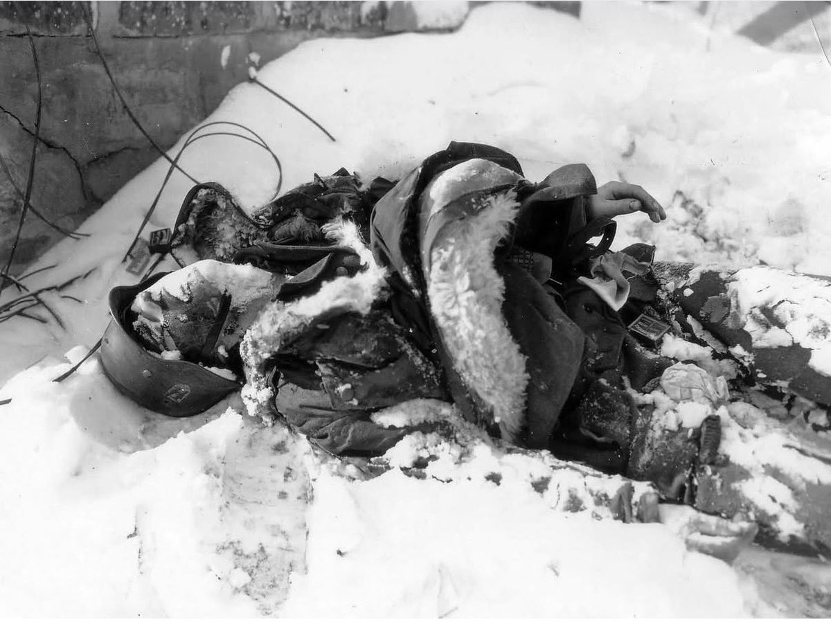 IIGM_Esp's tweet photo. Soldado de la SS abatido durante la batalla de las Ardenas con su cuerpo recubierto por la nieve. Diciembre de 1944. https://t.co/jVvHSFwXqw