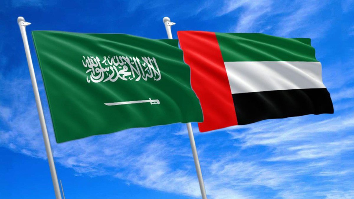 SaudiNews50's tweet photo. بيان إماراتي يدين الهجوم الإيراني على الناقلة السعودية:

أدانت دولة الإمارات بأشد العبارات الهجوم الإيراني العدواني الذي استهدف الناقلة السعودية “سدر” أثناء عبورها مضيق هرمز، وأسفر عن مقتل عدد من أفراد طاقم الناقلة.

وأكدت وزارة الخارجية، في بيان لها، أن هذا الهجوم يمثل تهديدًا جسيمًا لسلامة وأمن الملاحة الدولية، ويُعد تصعيدًا خطيرًا يستهدف تقويض أمن واستقرار أحد أهم الممرات المائية الحيوية في العالم.

وأعربت دولة الإمارات عن تضامنها الكامل مع المملكة العربية السعودية الشقيقة، مؤكدةً دعمها لكل ما من شأنه حماية أمن وسلامة سفنها ومصالحها الوطنية، وضمان حرية الملاحة في المياه الإقليمية والدولية.

كما شددت الوزارة على أن هذا الاعتداء يشكل انتهاكًا صارخًا لقرار مجلس الأمن رقم 2817، الذي أكد أهمية حماية حرية الملاحة ورفض استهداف السفن التجارية أو تعطيل الممرات البحرية الدولية.

وأكدت أن استهداف الملاحة التجارية أو استخدام مضيق هرمز كأداة للضغط أو الابتزاز الاقتصادي يُعد عملًا غير مقبول، ويشكل تهديدًا مباشرًا لاستقرار المنطقة، وأمن الطاقة العالمي، وسلامة حركة التجارة الدولية.

-