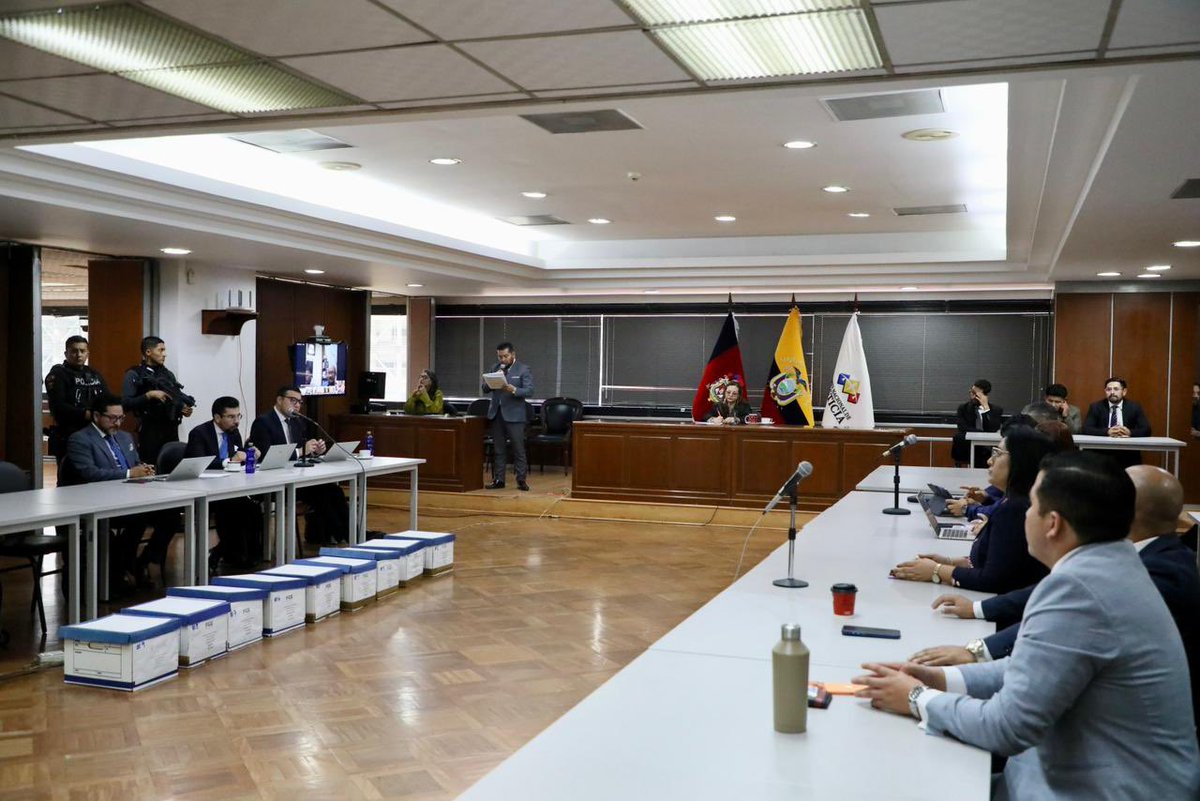 FiscaliaEcuador's tweet photo. #AHORA | #CasoBlindado: con la presencia del fiscal general del Estado (e), #LeonardoAlarcón, se reinstala la audiencia de vinculación de 7 personas naturales y 3 jurídicas por presunto #LavadoDeActivos. Hoy se conocerá la decisión sobre las medidas solicitadas por #FiscalíaEc. https://t.co/4uojxZbvDS