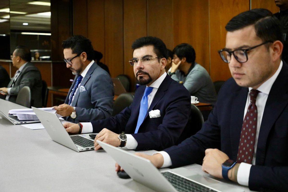 FiscaliaEcuador's tweet photo. #AHORA | #CasoBlindado: con la presencia del fiscal general del Estado (e), #LeonardoAlarcón, se reinstala la audiencia de vinculación de 7 personas naturales y 3 jurídicas por presunto #LavadoDeActivos. Hoy se conocerá la decisión sobre las medidas solicitadas por #FiscalíaEc. https://t.co/4uojxZbvDS